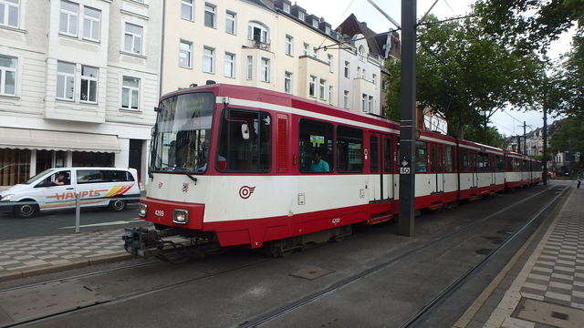 Foto van Rheinbahn Stadtbahnwagen B 4209 Tram door Perzik