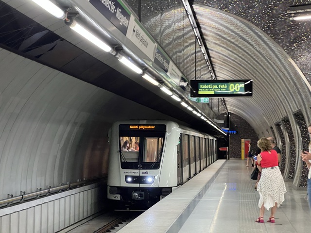 Foto van BKK Metropolis 572 Metro door Stadsbus