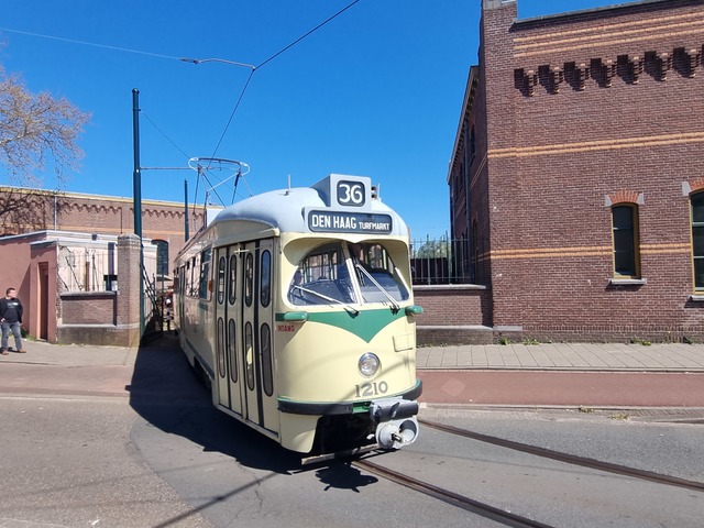 Foto van HOVM Haagse PCC 1210 Tram door_gemaakt Tramspoor