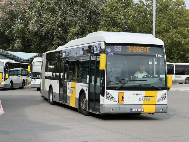 Foto van DeLijn Van Hool AG300 5803 Gelede bus door Stadsbus