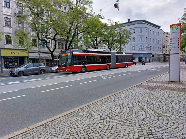 Foto van Salzburg Hess Swisstrolley 404 Gelede bus door Jossevb