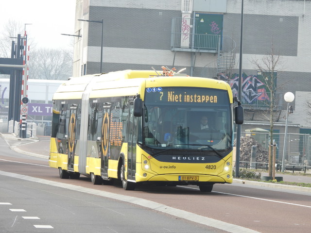 Foto van QBZ Heuliez GX437 ELEC 4820 Gelede bus door stefan188