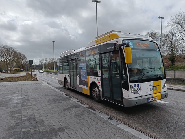 Foto van DeLijn Van Hool A309 Hybrid 2479 Midibus door BusfanTom