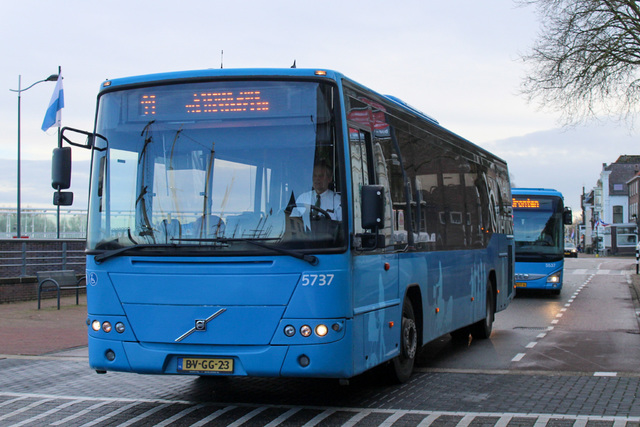 Foto van OVinIJ Volvo 8700 RLE 5737 Standaardbus door_gemaakt Bussenentreinenrondzwolle