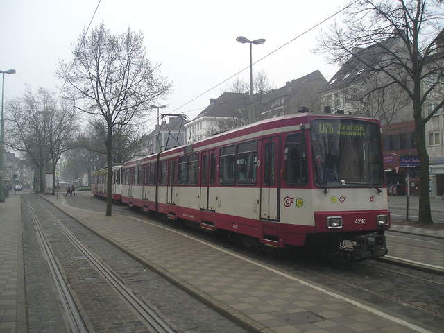 Foto van Rheinbahn Stadtbahnwagen B 4243 Tram door_gemaakt Perzik