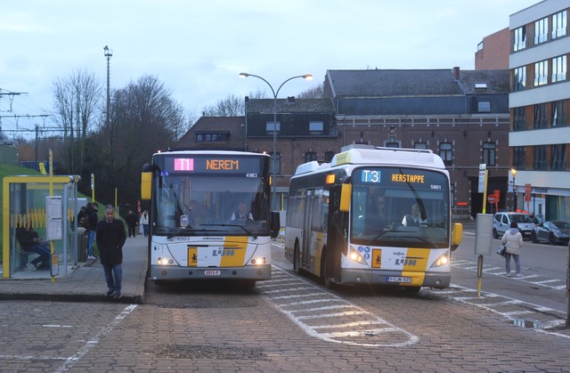 Foto van DeLijn Van Hool A309 Hybrid 5861 Midibus door mauricehooikammer