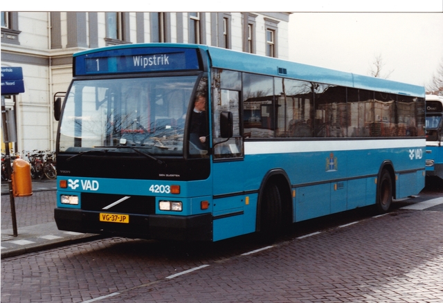Foto van VAD Den Oudsten B88 4203 Standaardbus door wyke2207