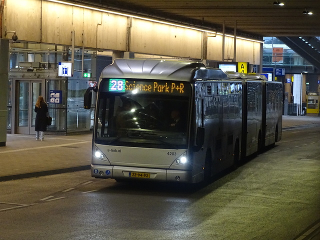 Foto van QBZ Van Hool AGG300 4203 Dubbelgelede bus door_gemaakt HeelHollandSpot