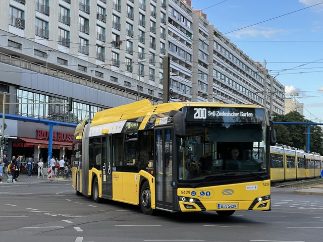Foto van BVG Solaris Urbino 18 E 5429 Gelede bus door_gemaakt Stadsbus