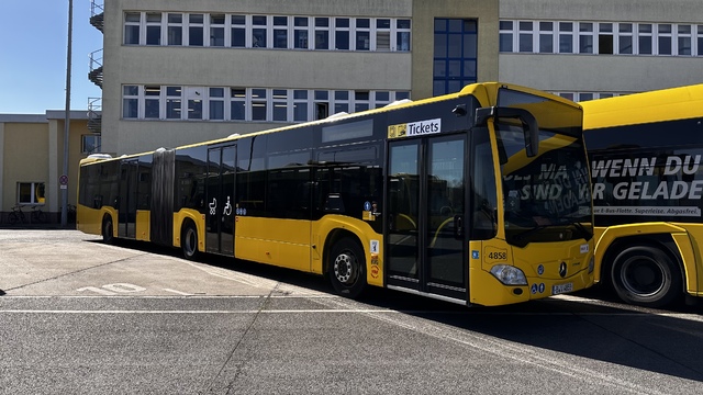 Foto van BVG Mercedes-Benz Citaro G 4858 Gelede bus door Joeyedelijn