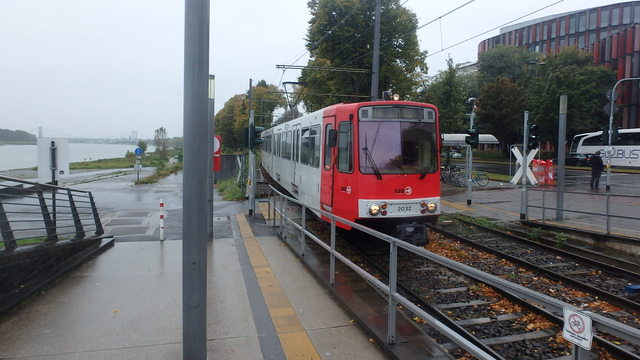 Foto van KVB Stadtbahnwagen B 2032 Tram door_gemaakt Perzik