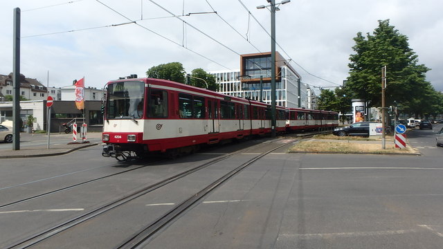 Foto van Rheinbahn Stadtbahnwagen B 4204 Tram door_gemaakt Perzik