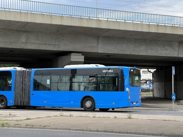 Foto van BKK Van Hool AG300 884 Gelede bus door Stadsbus
