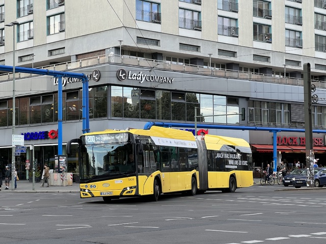 Foto van BVG Solaris Urbino 18 E 5420 Gelede bus door_gemaakt Stadsbus
