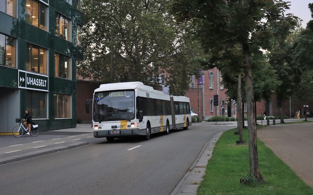 Foto van DeLijn Van Hool AG300 4307 Gelede bus door mauricehooikammer