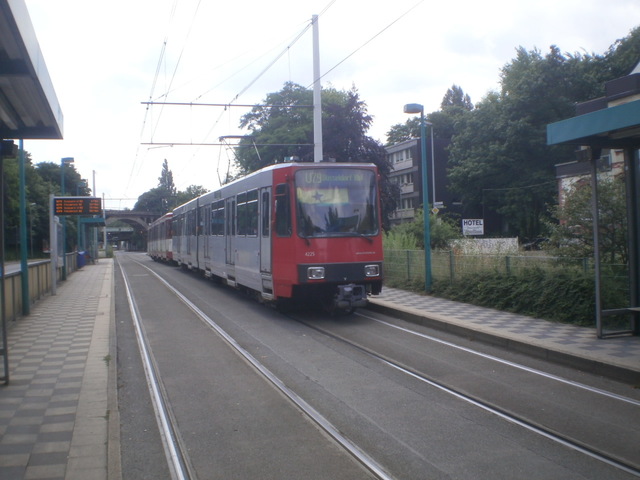 Foto van Rheinbahn Stadtbahnwagen B 4225 Tram door Perzik