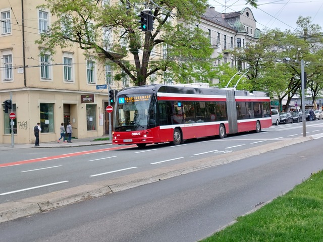 Foto van Salzburg Hess Swisstrolley 414 Gelede bus door Jossevb