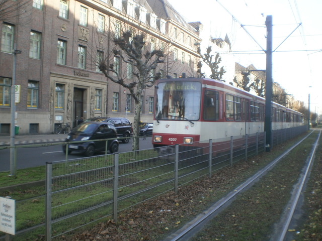 Foto van Rheinbahn Stadtbahnwagen B 4207 Tram door_gemaakt Perzik