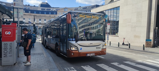 Foto van MIVB Iveco Urbanway 18 Hybrid 9354 Gelede bus door_gemaakt MHVentura