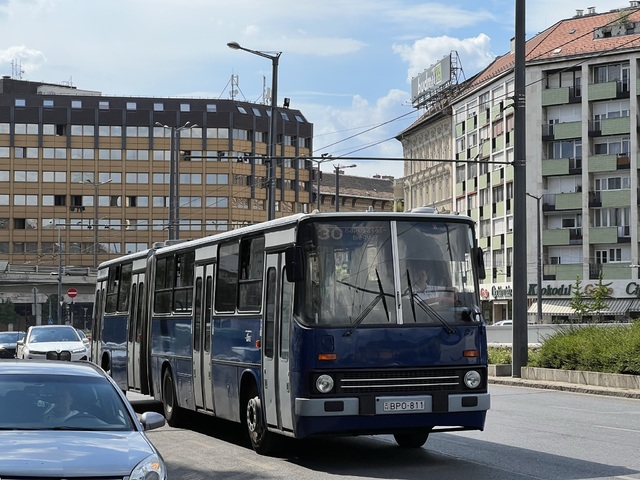 Foto van BKK Ikarus 280.49 811 Gelede bus door_gemaakt Stadsbus