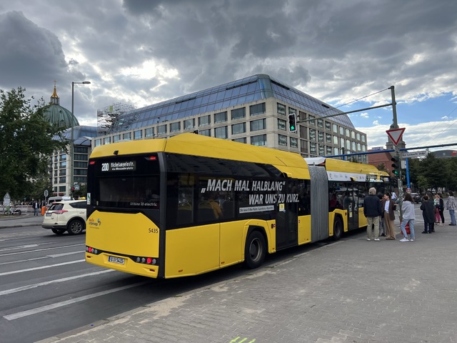 Foto van BVG Solaris Urbino 18 E 5435 Gelede bus door_gemaakt Stadsbus