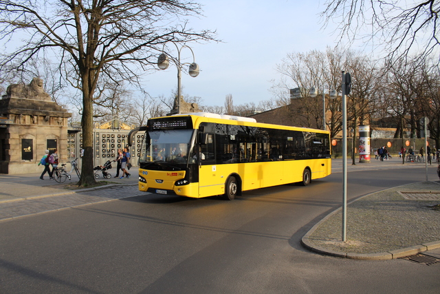 Foto van BVG VDL Citea LLE-120 2402 Standaardbus door bartjem