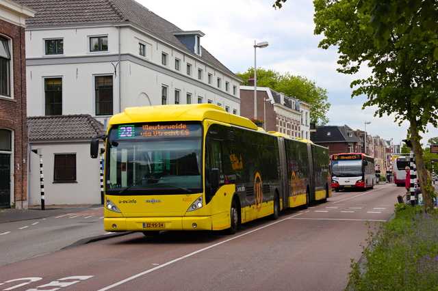 Foto van QBZ Van Hool AGG300 4202 Dubbelgelede bus door_gemaakt Desbarts