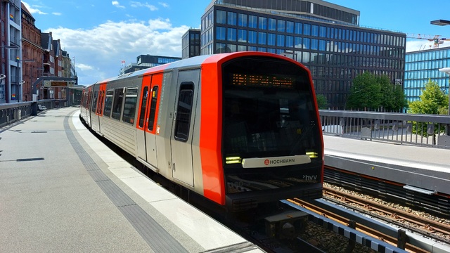 Foto van HH Hochbahn DT5 360 Metro door Jossevb
