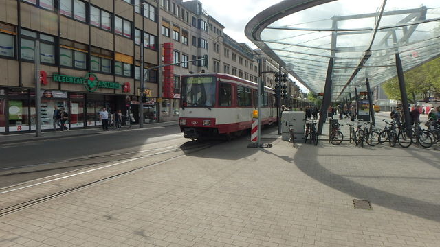 Foto van Rheinbahn Stadtbahnwagen B 4242 Tram door_gemaakt Perzik