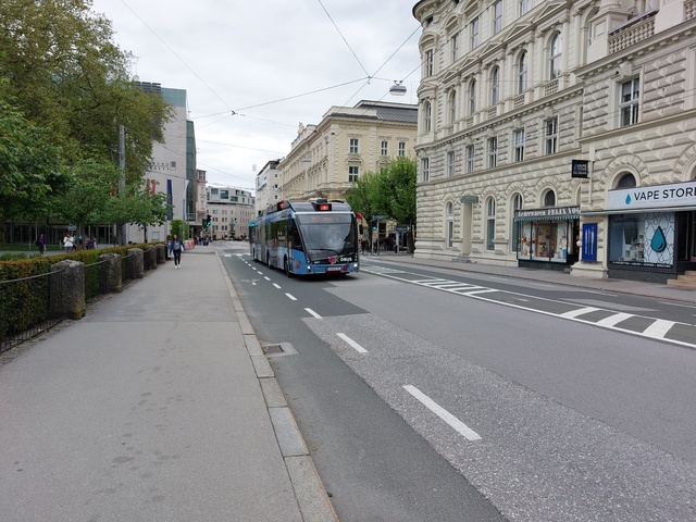 Foto van Salzburg Solaris Trollino 18 351 Gelede bus door_gemaakt Jossevb