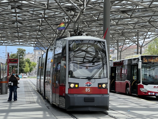 Foto van WL ULF 85 Tram door_gemaakt Stadsbus