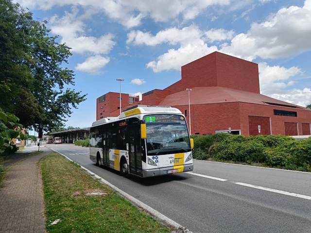Foto van DeLijn Van Hool A309 Hybrid 2452 Midibus door BusfanTom