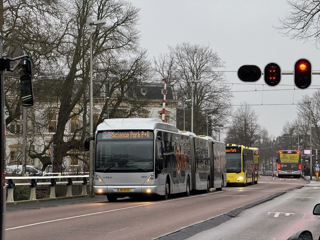 Foto van QBZ Van Hool AGG300 4207 Dubbelgelede bus door Stadsbus