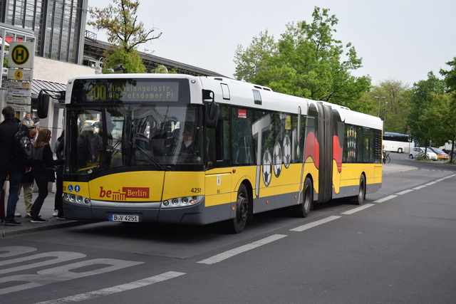 Foto van BVG Solaris Urbino 18 4251 Gelede bus door_gemaakt MightyBusdriver