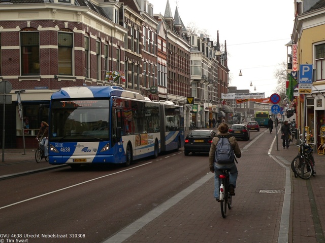 Foto van GVU Van Hool AG300 4638 Gelede bus door tsov