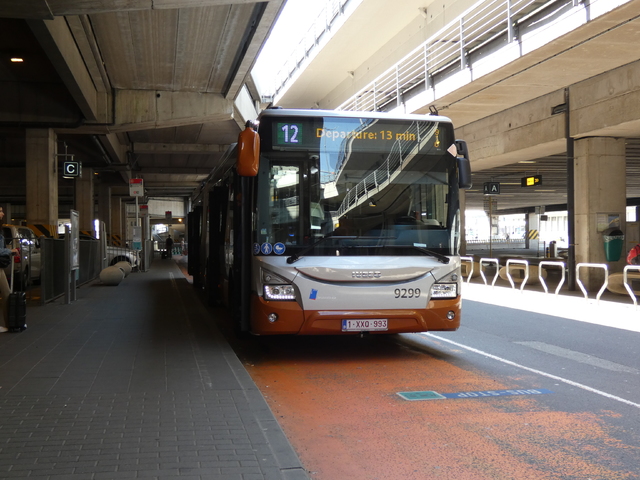 Foto van MIVB Iveco Urbanway 18 Hybrid 9299 Gelede bus door_gemaakt Delijn821