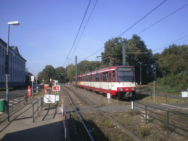 Foto van Rheinbahn Stadtbahnwagen B 4227 Tram door Perzik