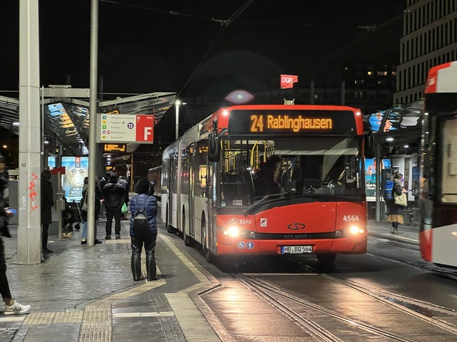 Foto van BSAG Solaris Urbino 18 4564 Gelede bus door Stadsbus