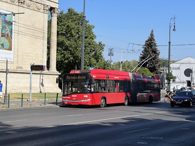 Foto van BKK Solaris Trollino 18 9000 Gelede bus door_gemaakt Stadsbus