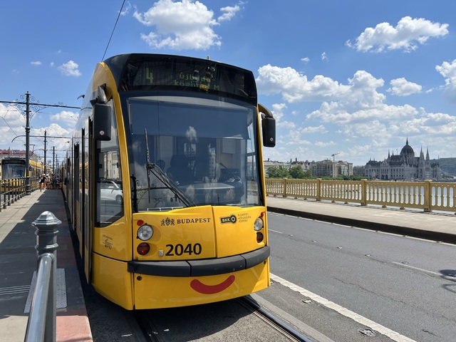 Foto van BKK Siemens Combino (2-richting) 2040 Tram door Stadsbus