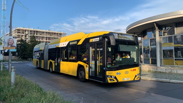 Foto van BVG Solaris Urbino 18 E 5427 Gelede bus door_gemaakt Stadsbus