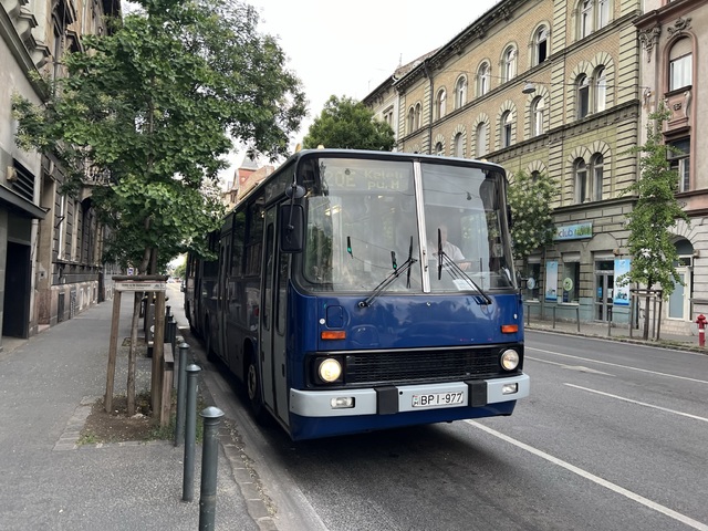 Foto van BKK Ikarus 280.49 977 Gelede bus door_gemaakt Stadsbus