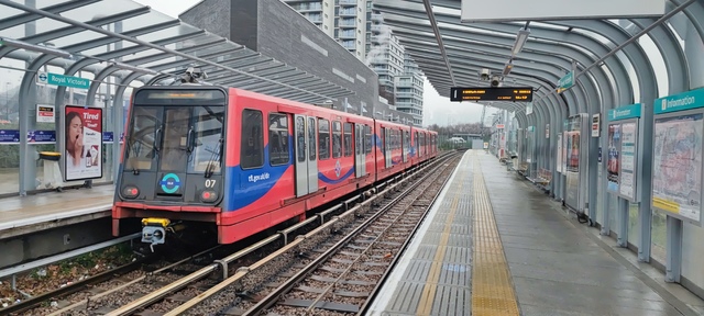 Foto van DLR Docklands B90/B92/B2K 7 Metro door MHVentura
