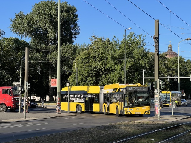 Foto van BVG Solaris Urbino 18 E 5425 Gelede bus door Stadsbus