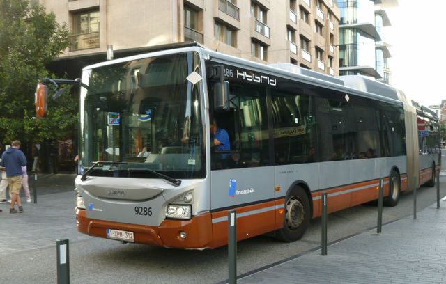 Foto van MIVB Iveco Urbanway 18 Hybrid 9286 Gelede bus door_gemaakt Marcel1970