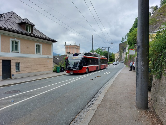 Foto van Salzburg Solaris Trollino 18 371 Gelede bus door Jossevb