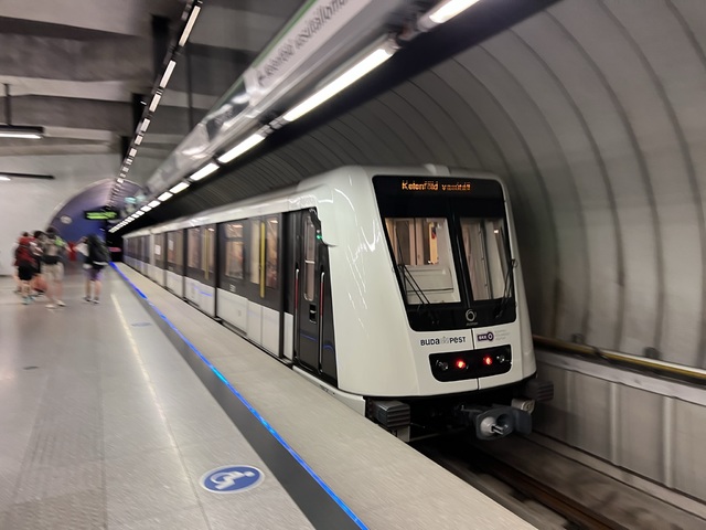 Foto van BKK Metropolis 528 Metro door Stadsbus