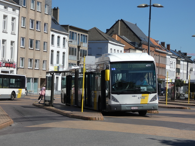 Foto van DeLijn Van Hool AG300 4711 Gelede bus door Delijn821