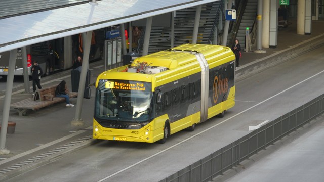 Foto van QBZ Heuliez GX437 ELEC 4823 Gelede bus door TreinspotterUtrecht