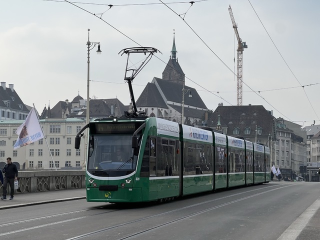 Foto van BVB Siemens Combino 320 Tram door Stadsbus